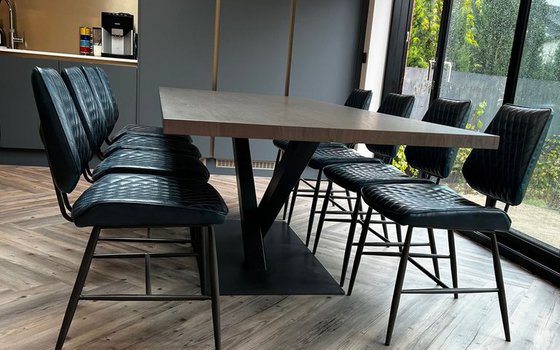 Kā stilizēt krēslus kopā ar industriālo pusdienu galdu